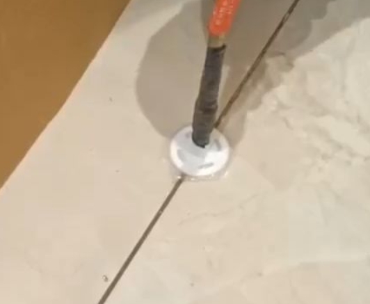 曹妃甸瓷砖空鼓维修公司专业解答瓷砖在铺贴过程中，如果没有涂抹均匀到位的粘结材料（如水泥砂浆或瓷砖胶），可能会导致以下问题